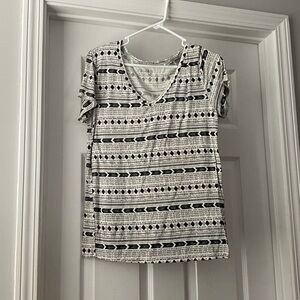 Mudd Black & White Short Sleeve V-Neck Geometric Top